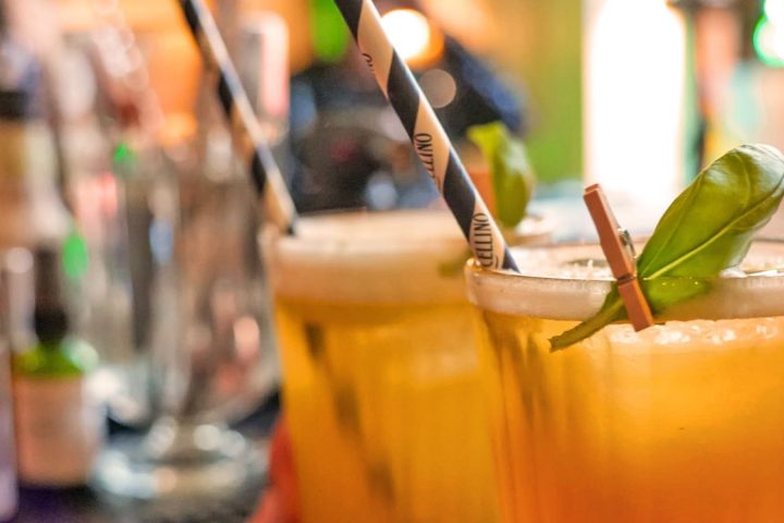 Cocktails in der eventlocation alice in münchen – stilvolle bar und partybereich für events und feiern.