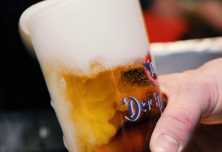 Frisch gezapftes Pschorr Bier im Wirtshaus Der Pschorr am Viktualienmarkt in München – bayerische Bierkultur in der Innenstadt.