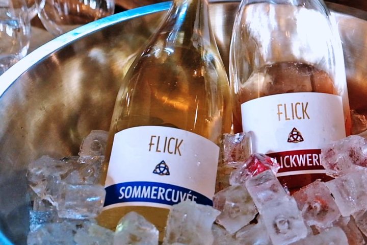 Zwei flaschen rivaner cuvée vom winzer im eiskübel im bayerischen restaurant und wirtshaus der pschorr am viktualienmarkt in münchen.