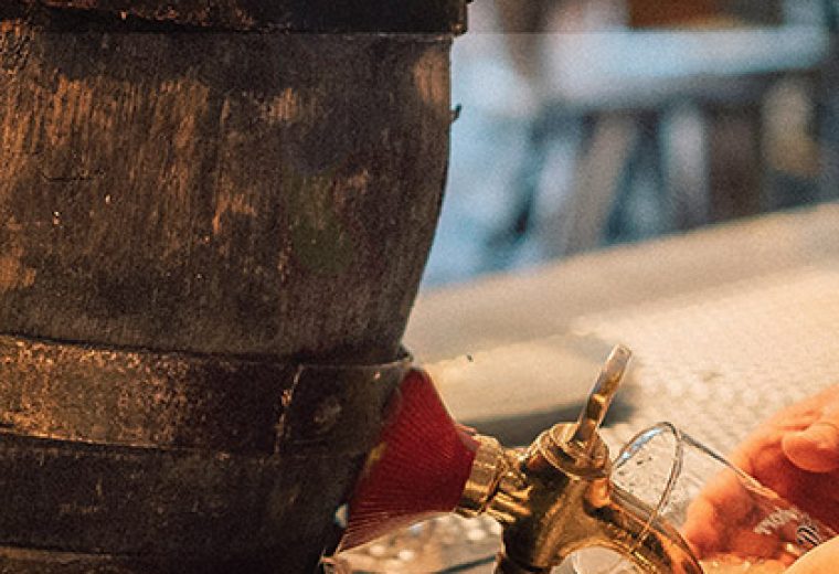 Unser wirtshaus in münchens innenstadt mit traditionellem bierkeller