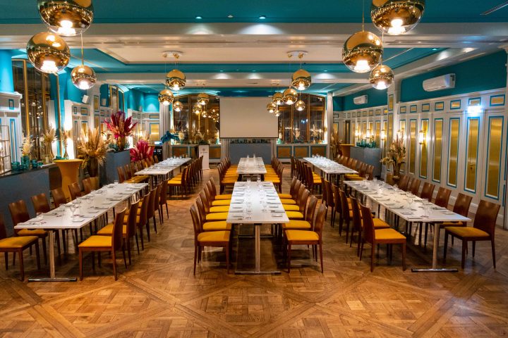 Genießen sie gesetztes essen in der resi eventlocation in münchen – stilvolle tafel für besondere anlässe.