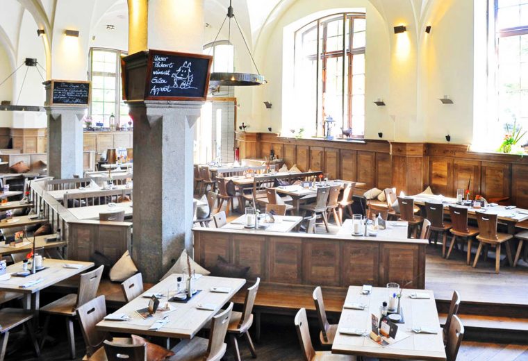 Bayerische wirtshauskultur in historischem, gemütlichem ambiente