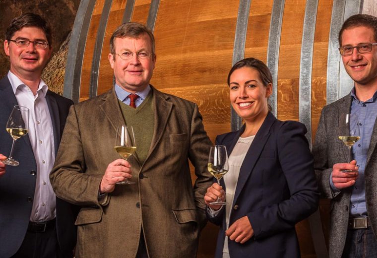 Winzer im weinkeller des fürstlich castell’schen domänenamts – traditionsreiches weingut und weinpartner vom pschorr am viktualienmarkt münchen.